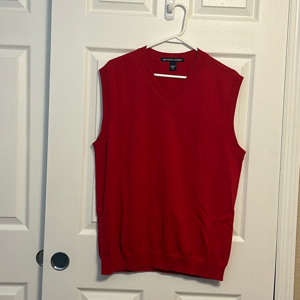 Devon & Jones Men’s Red Pullover Sleeveless Sweater-vest. 100% Cotton Size M